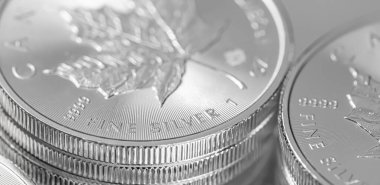 Cape Town, Güney Afrika - 17 Ağustos 2019: 9999 Silver Maple Leaf Bullion Coin