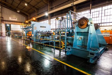 Johannesburg, Güney Afrika - 16 Ekim 2012: Bir taşıma bandı fabrikasındaki büyük bir makinenin geniş açı görüntüsü