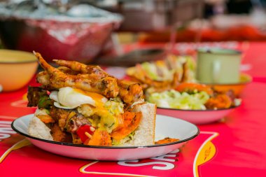 Soweto, Güney Afrika - 17 Eylül 2017: Açık hava festivalinde Bunny Chow adı verilen geleneksel Afrika ekmeklerine yakın çekim