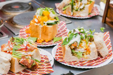 Soweto, Güney Afrika - 17 Eylül 2017: Açık hava festivalinde Bunny Chow adı verilen geleneksel Afrika ekmeklerine yakın çekim