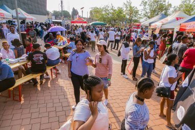 Soweto, Güney Afrika - 17 Eylül 2017: Ekmek tabanlı sokak yemekleri festivalinde çeşitli Afrikalılar