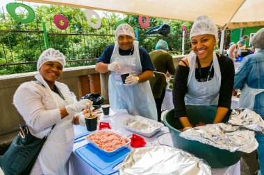 Johannesburg, Güney Afrika - 24 Mart 2018: Yetimhanede Afrikalı çocuklar için yemek hazırlayan gönüllü Çorba Mutfağı 