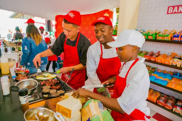 Soweto Sydafrika September 2018 Professionella Kockar Matlagning Och Förbereda Gatumat — Stockfoto