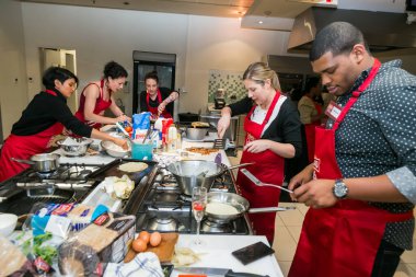 Johannesburg, Güney Afrika - 05 Ekim 2017: Çeşitli gençler yemek pişirme ve pişirme kursunda öğreniyor