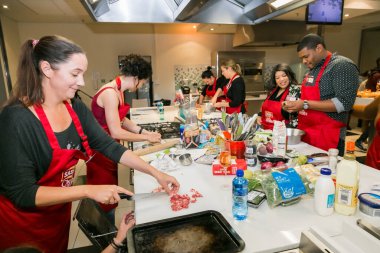 Johannesburg, Güney Afrika - 05 Ekim 2017: Çeşitli gençler yemek pişirme ve pişirme kursunda öğreniyor