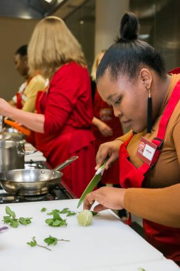 Johannesburg, Güney Afrika - 05 Ekim 2017: Genç Afrikalı kadınlar yemek pişirme ve pişirme kursunda öğreniyor