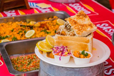 Soweto, Güney Afrika - 17 Eylül 2017: Açık hava festivalinde Bunny Chow adı verilen geleneksel Afrika ekmeklerine yakın çekim