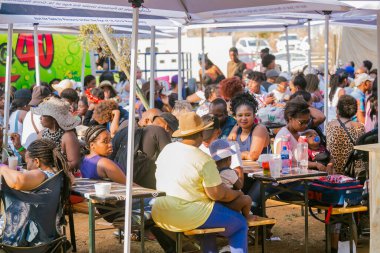 Soweto, Güney Afrika - 17 Eylül 2017: Ekmek tabanlı sokak yemekleri festivalinde çeşitli Afrikalılar