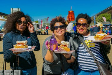 Soweto, Güney Afrika - 8 Eylül 2018: Ekmek tabanlı sokak yemekleri festivalinde çeşitli Afrikalılar