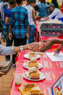Soweto, Güney Afrika - 17 Eylül 2017: Çeşitli Afrikalı satıcılar açık hava festivalinde çeşitli ekmek bazlı sokak yemekleri pişirip servis ediyorlar