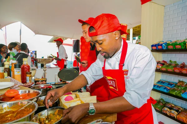 Soweto Sydafrika September 2018 Professionella Kockar Matlagning Och Förbereda Gatumat — Stockfoto