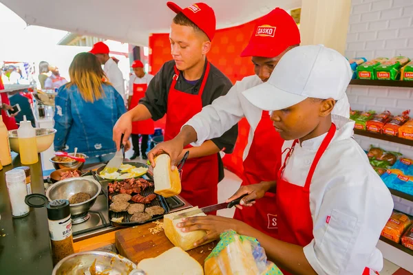 Soweto Sydafrika September 2018 Professionella Kockar Matlagning Och Förbereda Gatumat — Stockfoto