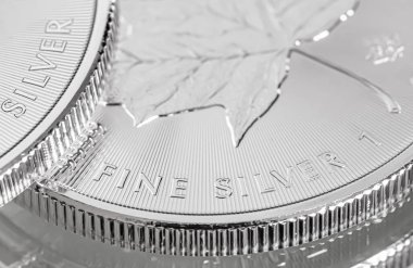 Cape Town, Güney Afrika - 17 Ağustos 2019: 9999 Silver Maple Leaf Bullion Coin
