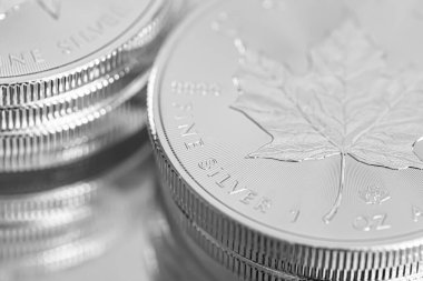 Cape Town, Güney Afrika - 17 Ağustos 2019: 9999 Silver Maple Leaf Bullion Coin