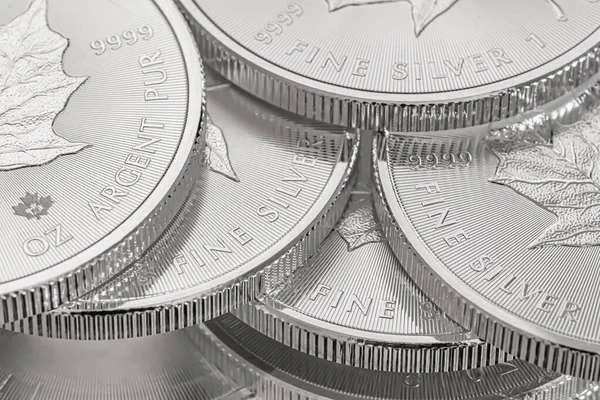 Cape Town, Güney Afrika - 17 Ağustos 2019: 9999 Silver Maple Leaf Bullion Coin