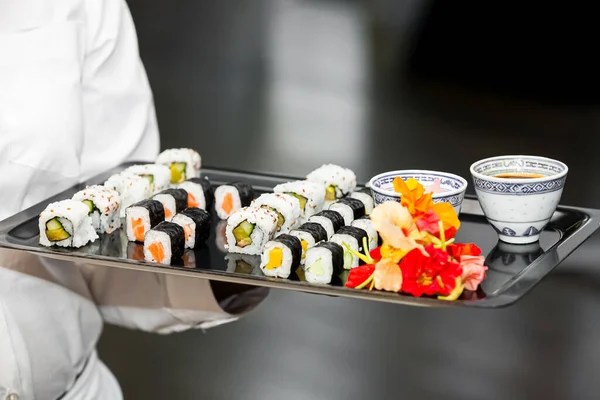 Sushi Předkrmy Tácu Který Drží Číšník — Stock fotografie
