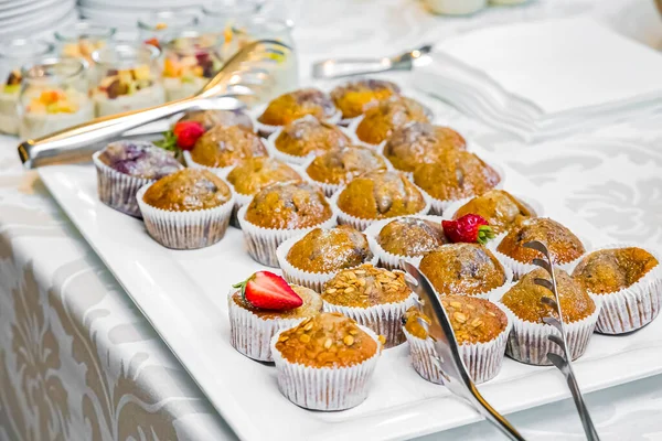 Witte Bord Ontbijtmuffins Voor Catering Bij Bedrijfsevenement Hotel — Stockfoto