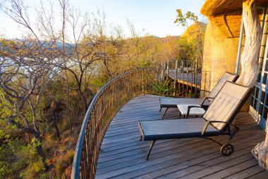 Tatil merkezindeki bir balkondan gün doğumu manzarası