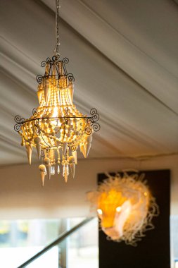 Şirket galasında ya da etkinlik partisinde iç dekorasyon olarak askıya alınmış avize