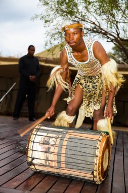 Johannesburg, Güney Afrika - 15 Eylül 2012: Afrikalı Erkekler turistler için geleneksel davul çalıyor