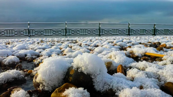 Χιονισμένο Βότσαλο Παραλία Την Ανατολή Του Ηλίου Παγωμένο Παγωμένο Χειμώνα — Φωτογραφία Αρχείου