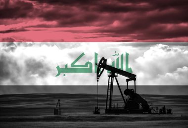 Gün batımında Irak ulusal bayrağıyla kırsal kesimde petrol arama çalışmaları