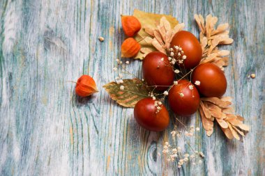 Paskalya yumurtaları ahşap bir tabloda, üstten görünüm