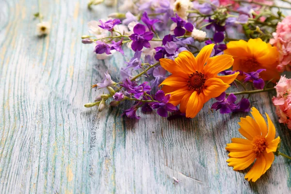 Boeket Van Gele Paarse Roze Bloemen Een Houten Achtergrond Vooraanzicht — Stockfoto