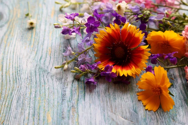 Schattig Geel Paars Roze Lentebloemen Een Houten Achtergrond Close — Stockfoto