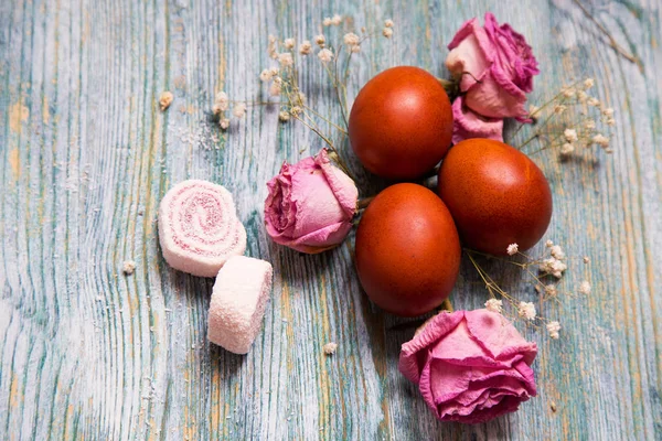 Oeufs Pâques Couleur Marron Avec Des Fleurs Créatif Plat Pondre — Photo