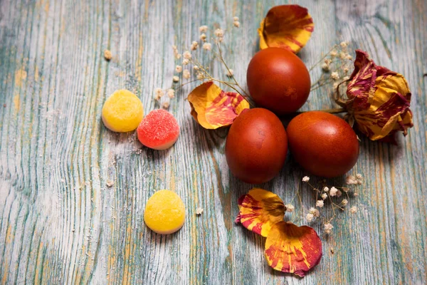 Vários Ovos Páscoa Coloridos Fundo Madeira Leigos Planos Criativos — Fotografia de Stock