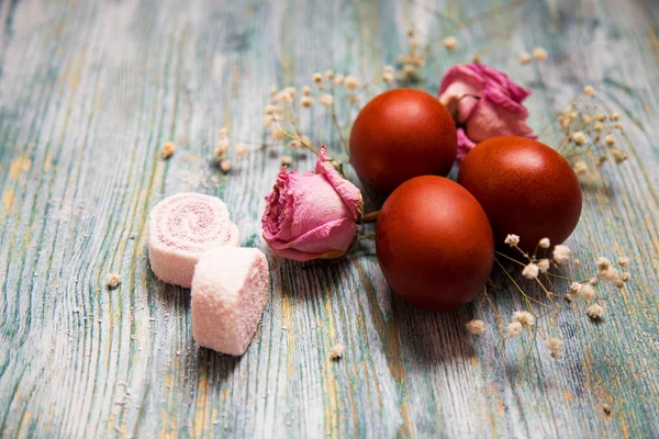 Färgade Påskägg Med Blommor Kreativ Lägenhet Låg Närbild — Stockfoto