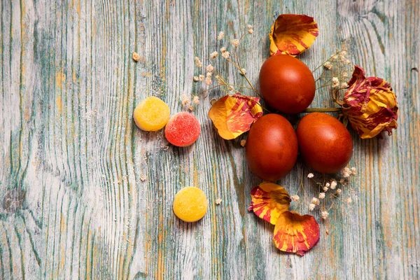 Ahşap Bir Arka Planda Birkaç Renkli Paskalya Yumurtası Yaratıcı Düz — Stok fotoğraf