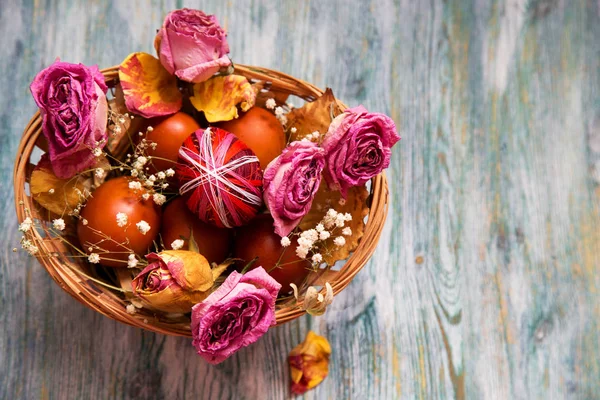 Panier Avec Des Œufs Pâques Des Fleurs Sur Fond Bois — Photo