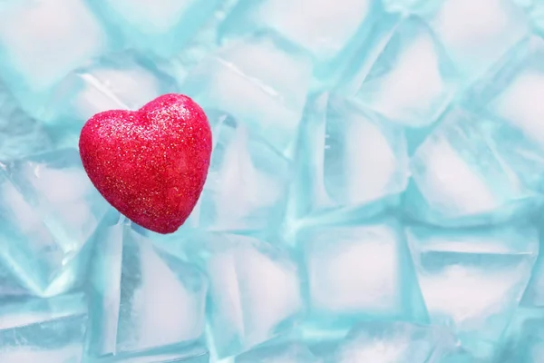 Buz Küplerindeki Küçük Kırmızı Kalp Donmuş Soğuk Kalp Konsepti — Stok fotoğraf