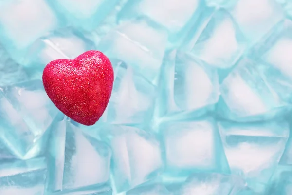 Piccolo Cuore Rosso Cubetti Ghiaccio Congelato Concetto Cuore Freddo — Foto Stock