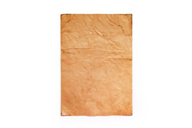 Beyaz arka planda izole edilmiş eski püskü kağıtlar.