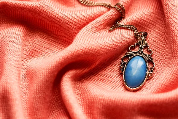 Stary Zabytkowy Medalion Niebieskim Kamieniem Miękkim Różowym Tle Tkaniny Zabytkowa — Zdjęcie stockowe