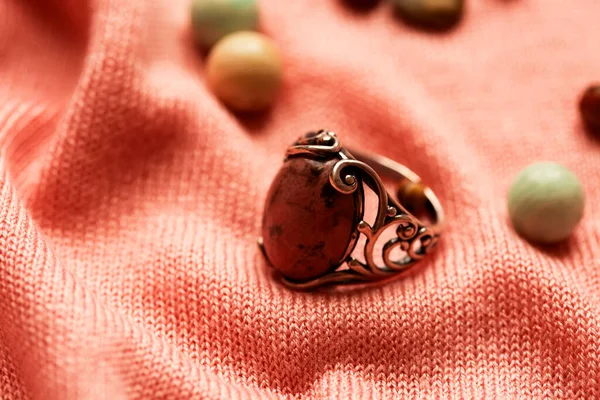 แหวนของยายเก นเทจก ญมณ สวยงาม เคร องประด นเทจ — ภาพถ่ายสต็อก