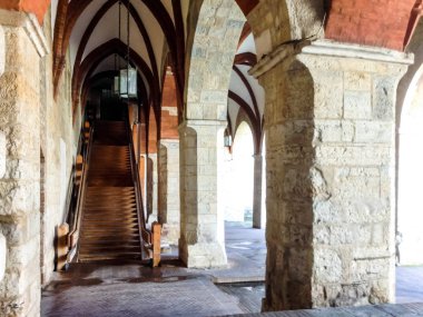 Sütun ve kemerler arasında Belediye Binası merdiven