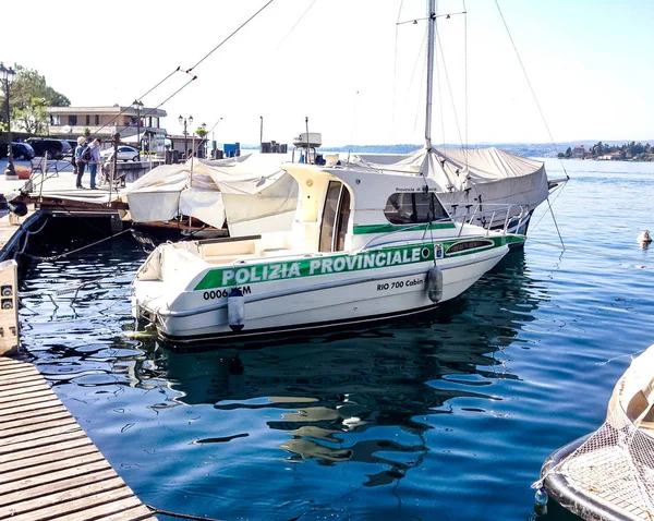 Gölü Sahilinde Demirli Deniz Araçları — Stok fotoğraf