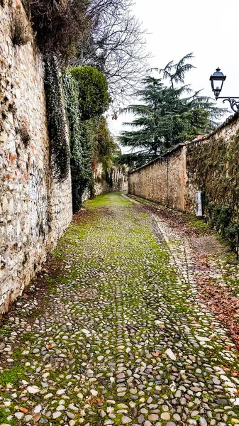 Uma Rua Paralelepípedos Estreita Entre Duas Paredes Pedra — Fotografia de Stock