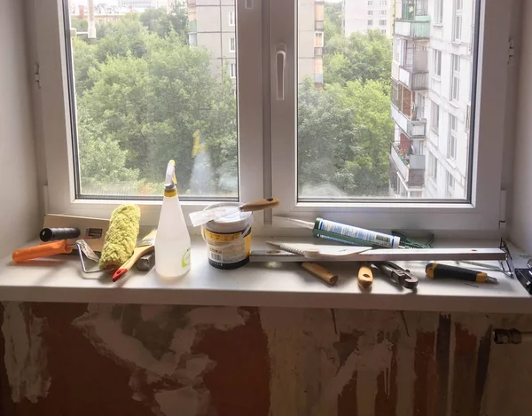 Εργαλεία Για Την Windowsill Στην Αίθουσα Πριν Την Επισκευή — Φωτογραφία Αρχείου