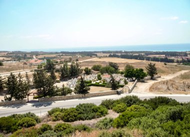 Dağ altında küçük bir beyaz taş Mezarlığı