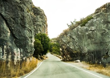 Kıbrıs 'ta kayalar arasındaki yol