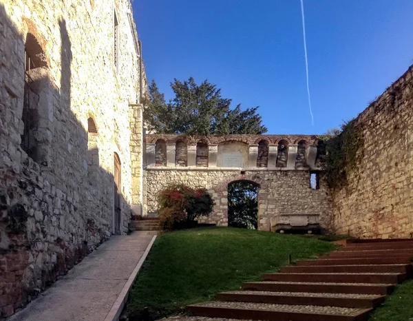 벽으로 둘러싸인 요새의 — 스톡 사진