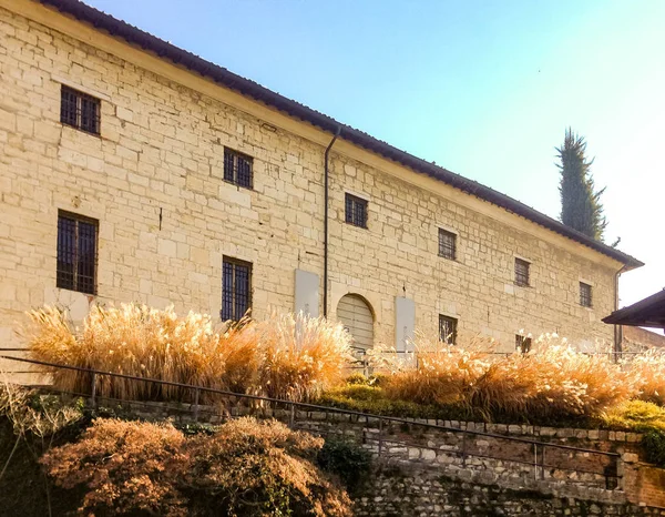 Edifício Amarelo Velho Bonito Grama Seca Dentro Castelo Brescia — Fotografia de Stock
