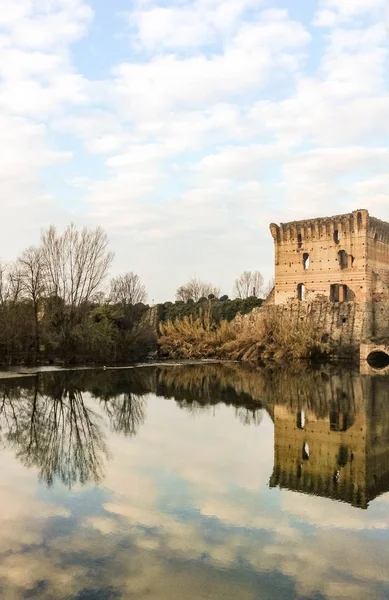 古堡的废墟反映在湖面上 — 图库照片