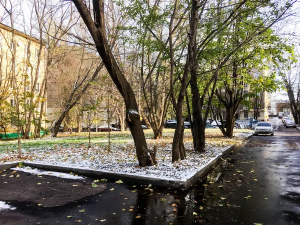 Der Erste Schnee Moskau Einem Sonnigen Tag lizenzfreie Stockfotos