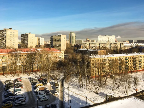 Московский квартал в солнечный зимний день — стоковое фото